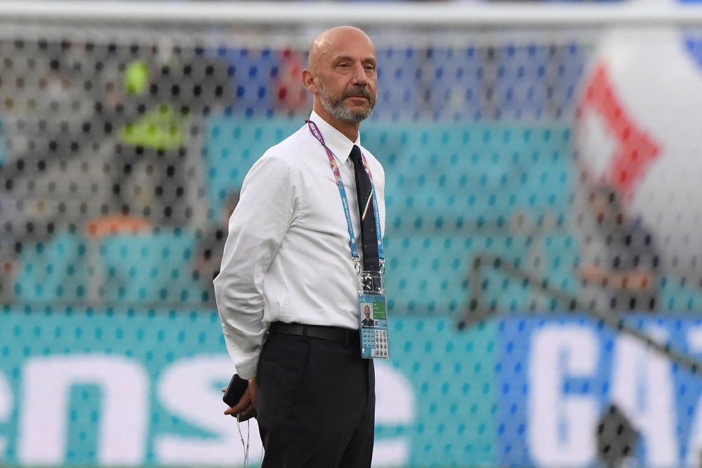 Asisten pelatih Gli Azzurri,  Gianluca Vialli. AFP/ALBERTO LINGRIA